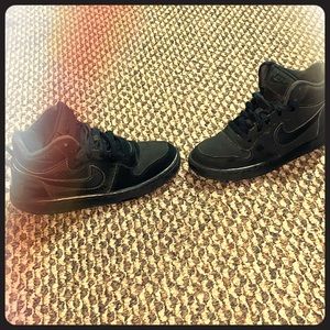 All black Nike boys youth 4.5